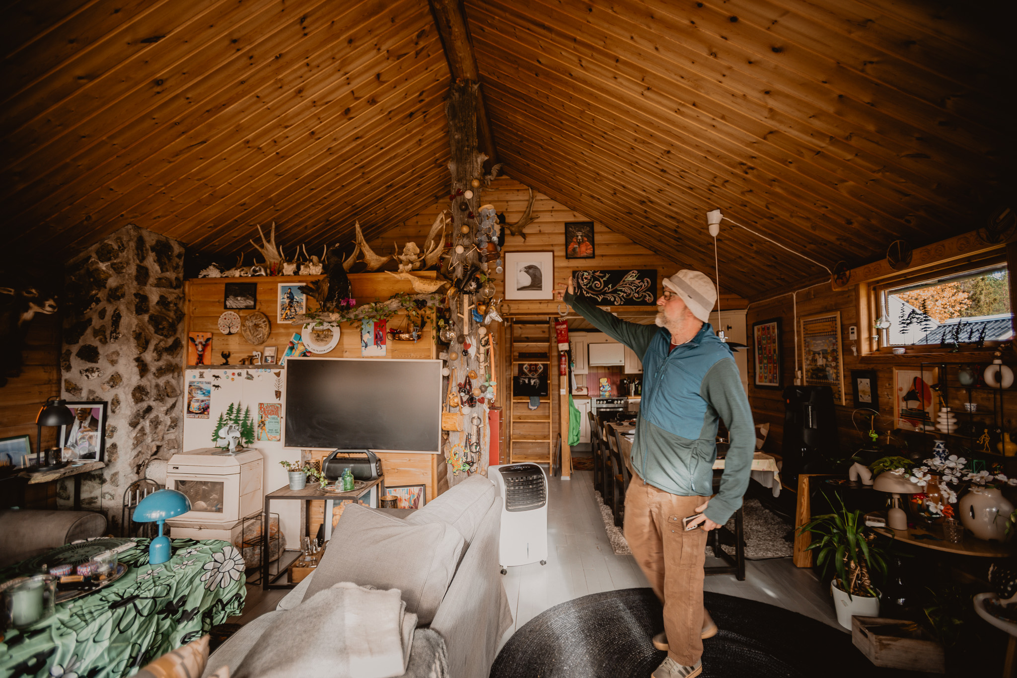 Halvor Westerheim ved huset på gården
