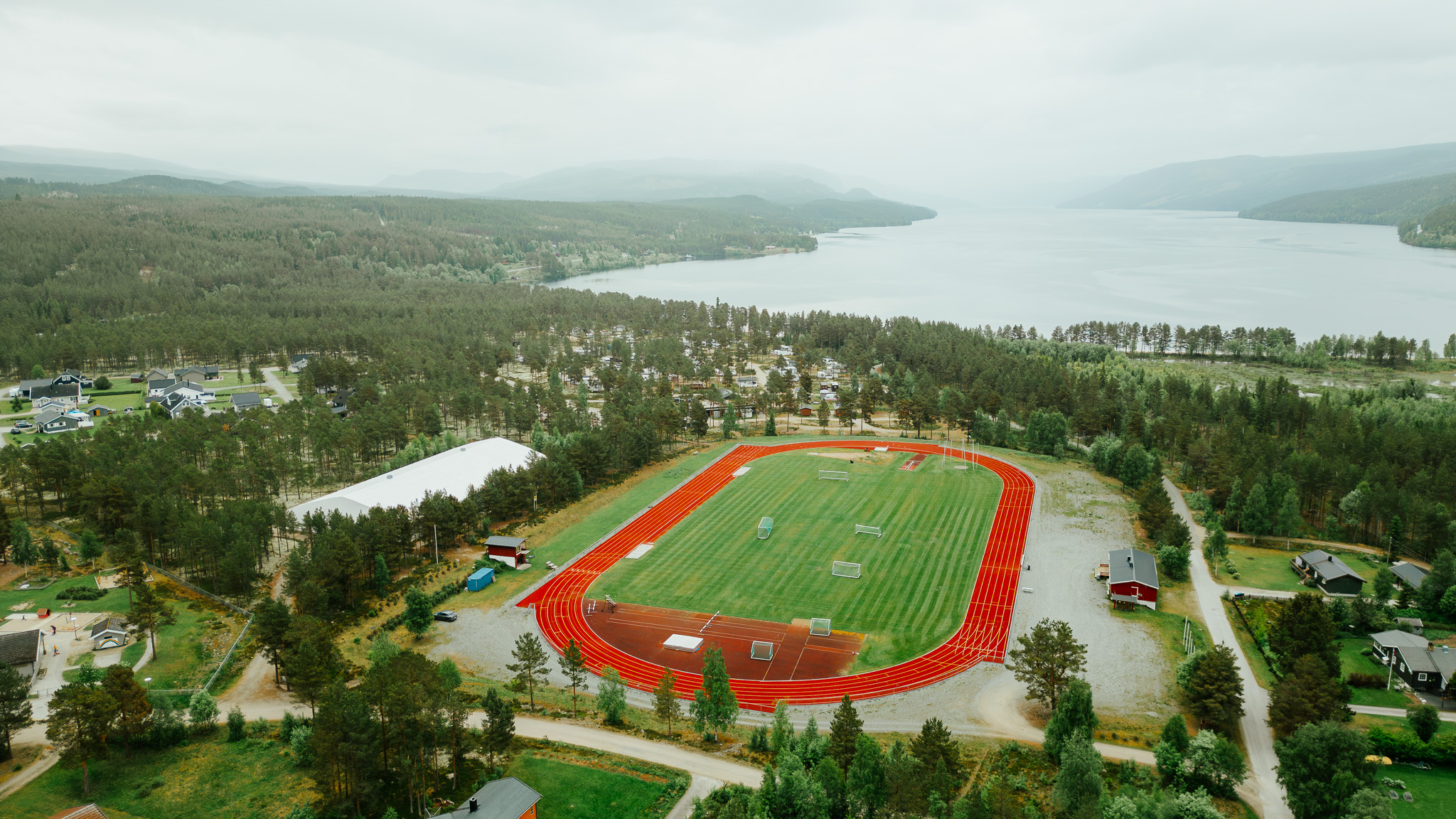 Åkrestrømmen i Rendalen sett fra luften, mellom Storsjøen, Mistra og sentrum