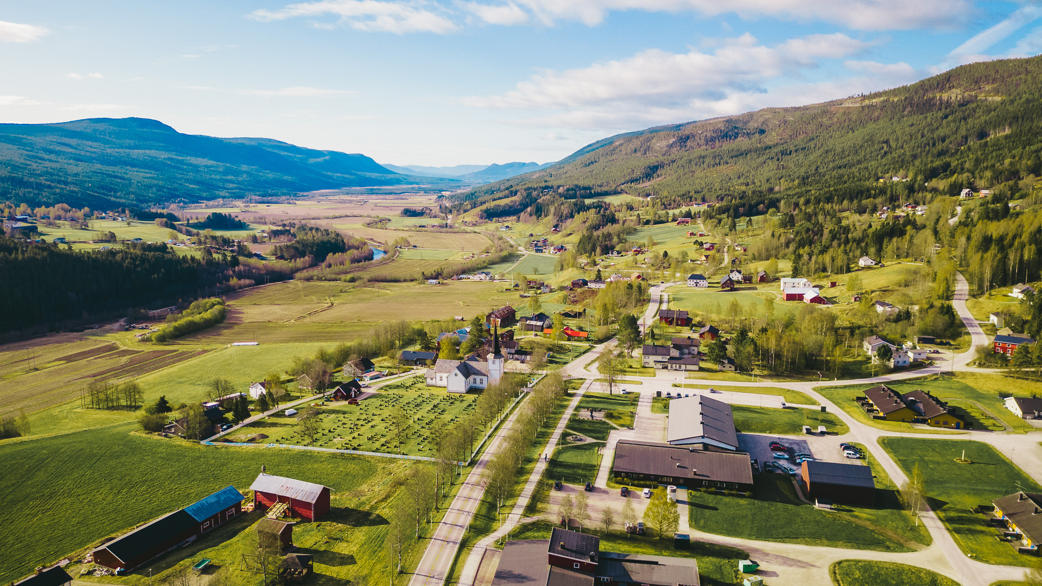 Dronefoto over Bergset og landskapet rundt
