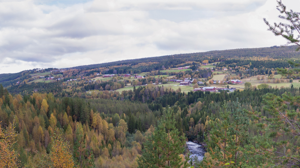 Unsetgrenda sett fra vest med gårdene, dalen og fjellene rundt